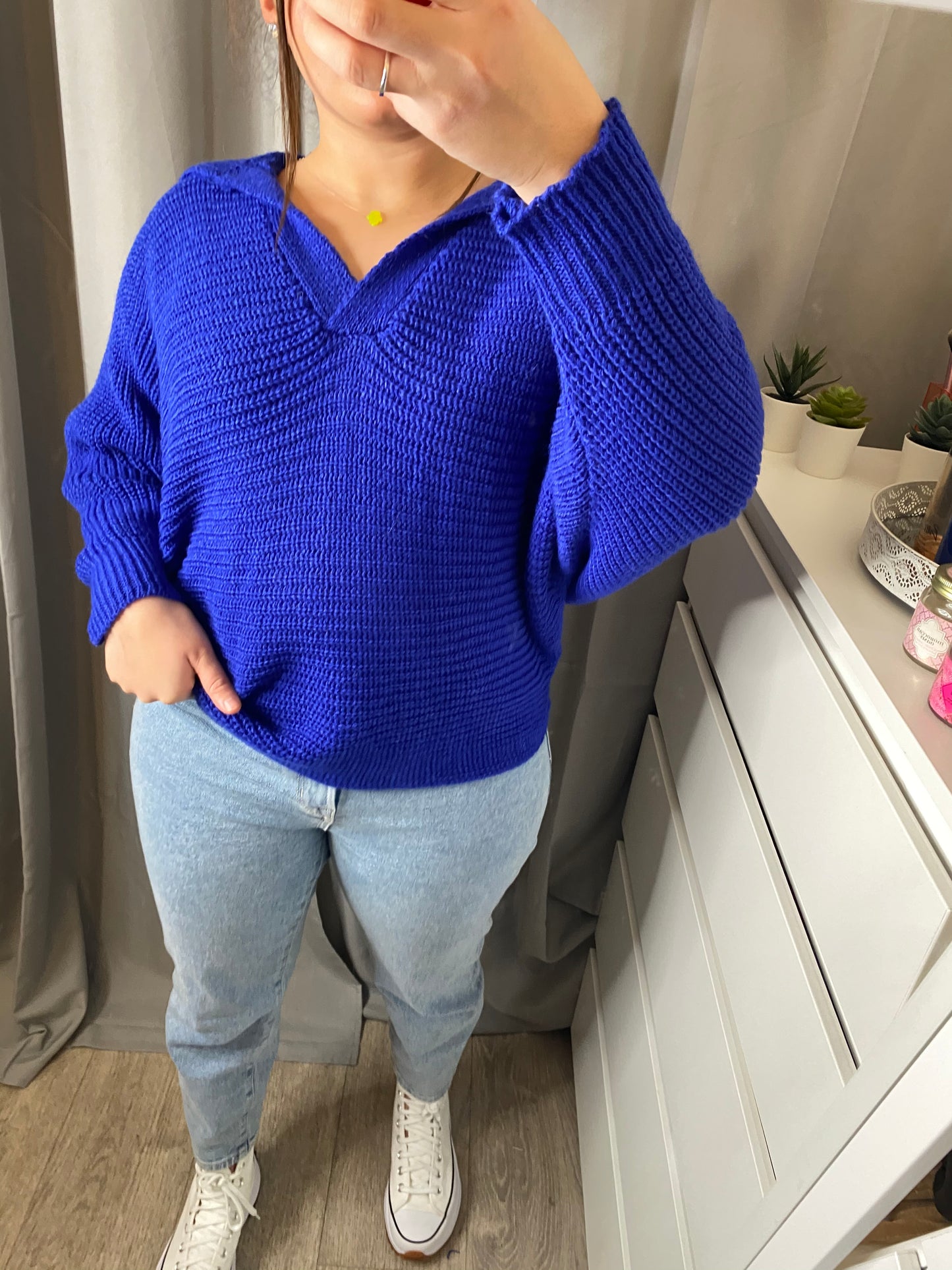 Pull col en v bleu électrique