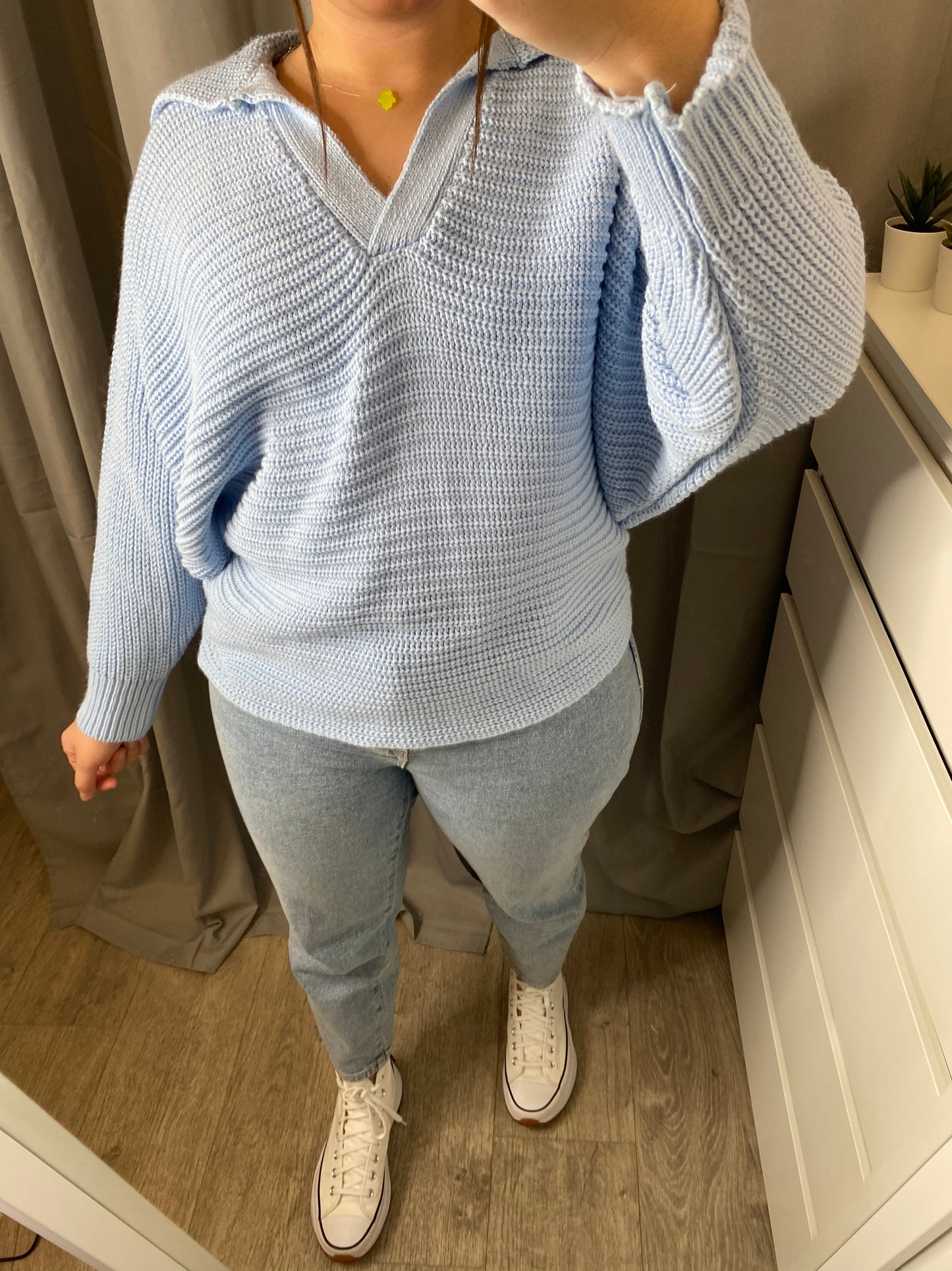 Pull col en v bleu ciel