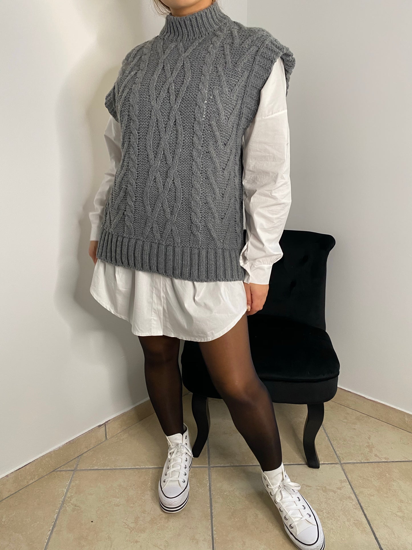 Pull tressé sans manche gris