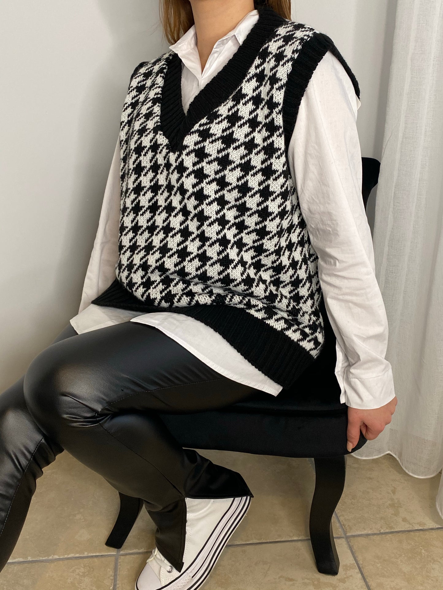 Pull sans manche pied de poule noir