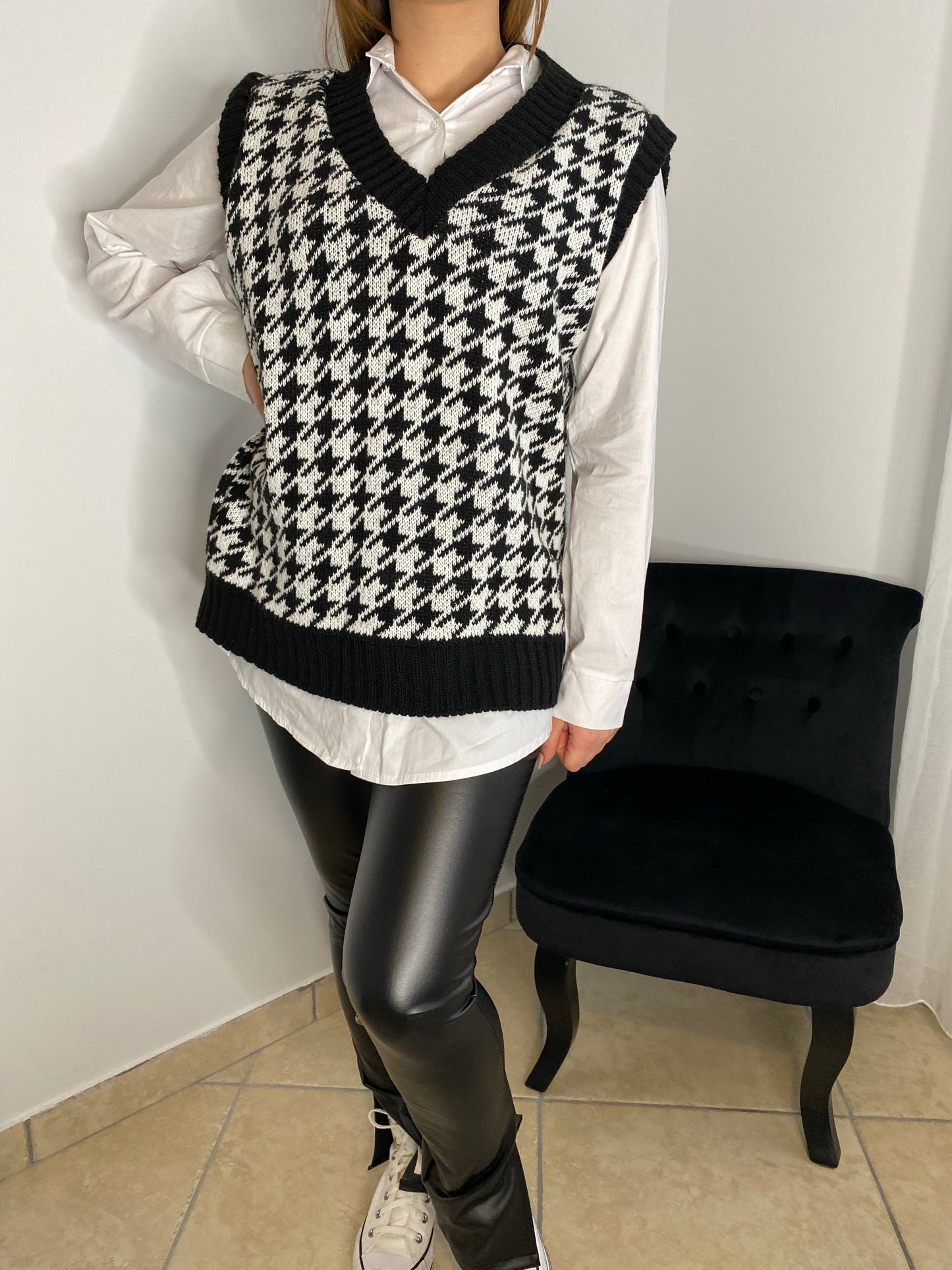Pull sans manche pied de poule noir