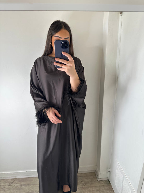 Abaya à plumes satin noir