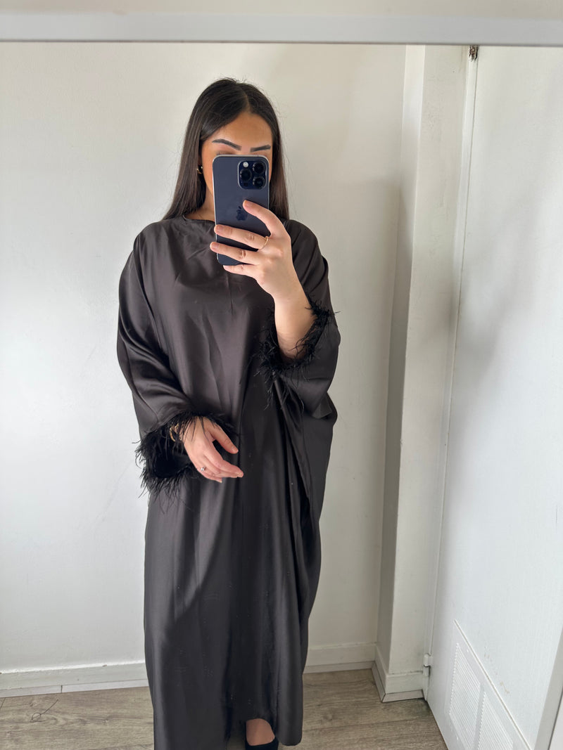 Abaya à plumes satin noir