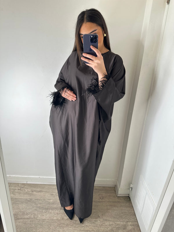 Abaya à plumes satin noir