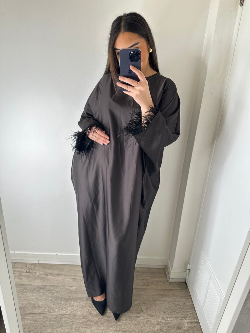 Abaya à plumes satin noir