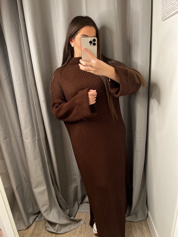 Robe en laine marron avec fente