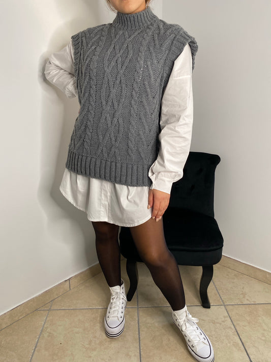 Pull tressé sans manche gris