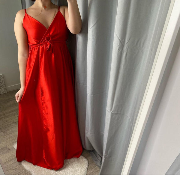 Robe en satin rouge